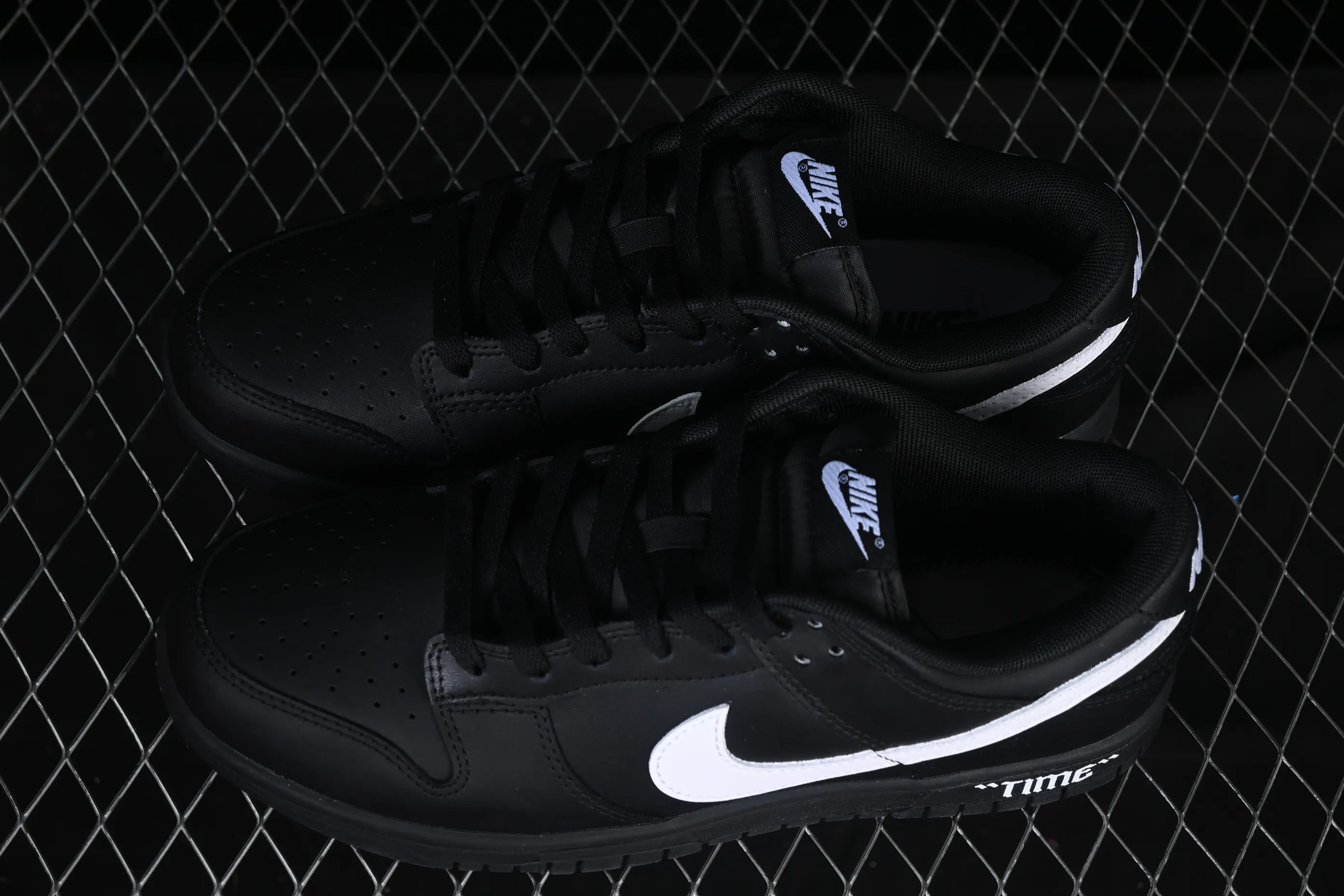 All categories Nk SB Dunk Series Nk SB Dunk Low High-end customized low-top sneakers Nike SB Dunk Low All black and white hook Anniversary high-end customized low-top casual sneakers HF5441-100